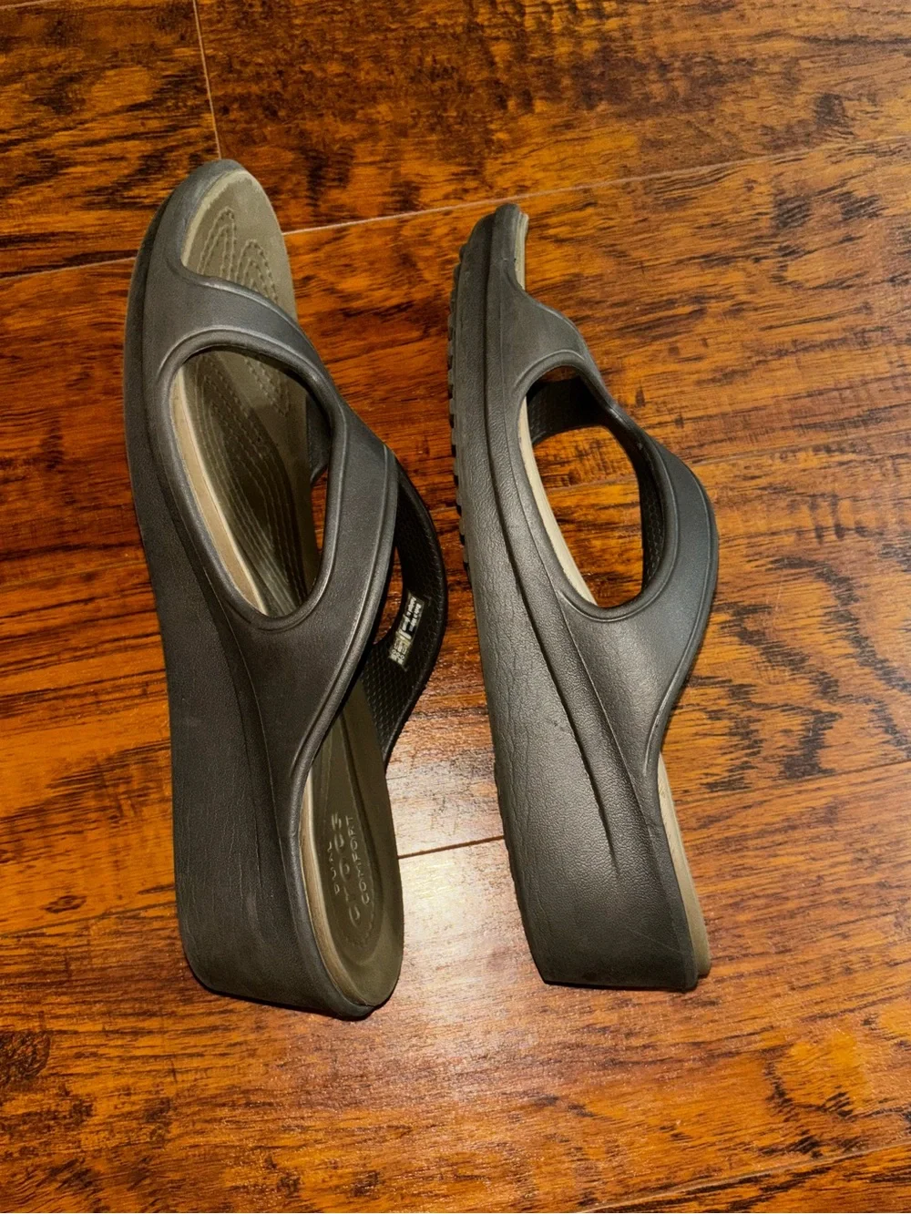 CROCS Sanrah Twist Dual Comfort Sandals Brown 2-inch Wedged Slip-Ons